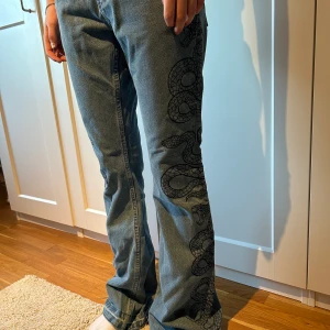 Bootcut jeans - Utsvängda lowwaist Jeans från milk it med svarta orm detaljer på sidorna. Så snygga men tyvärr har de blivit för små för mig. Strl 26, skulle säga att det passar xs-liten M. Nyskick.