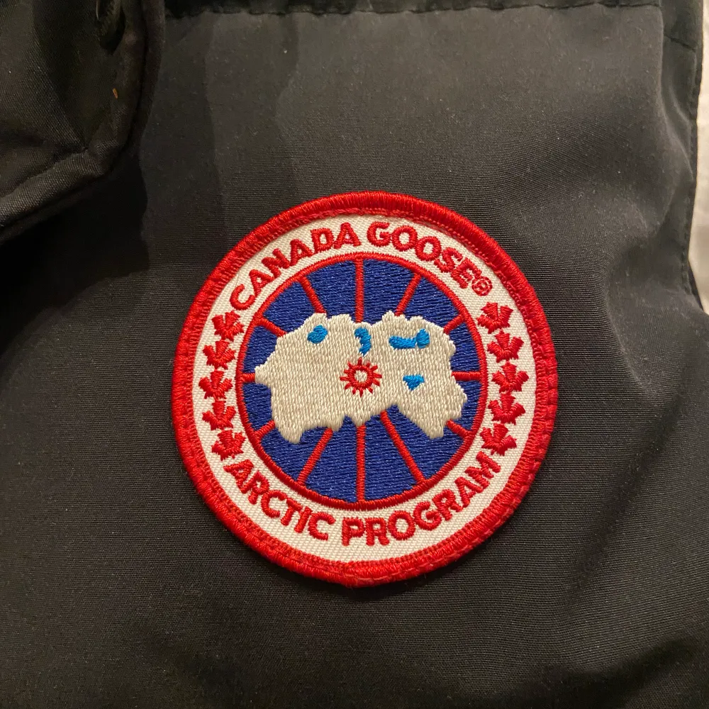 Canada Goose väst i storlek m, fick den i födelsedag för ca 7 månader sen. Säljs nu pga jag inte använder den längre. Skick 9/10. Jackor.
