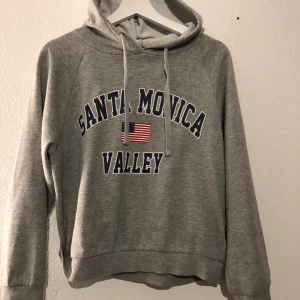 Hoodie  - Hoodie som knappt använd då den är för liten. Passar S, men då är den lite kort i magen