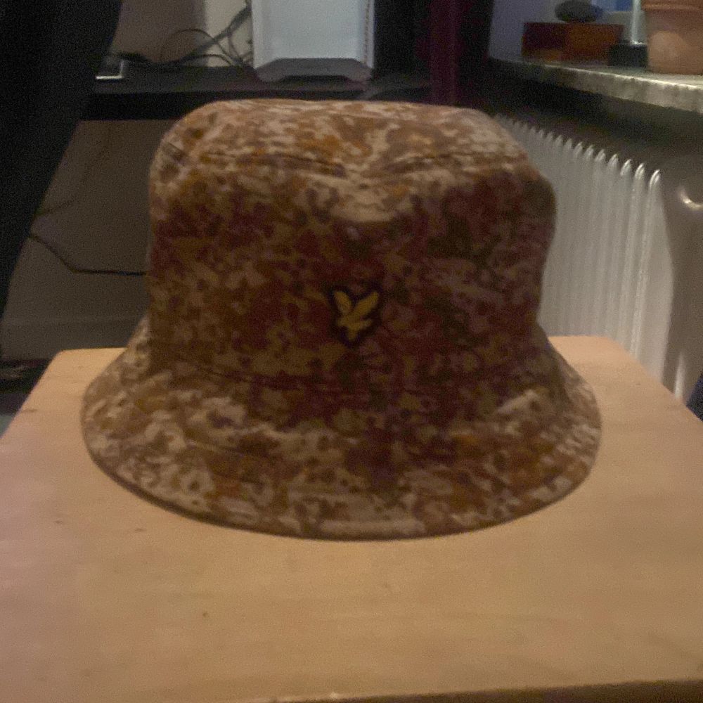 Det här är en lyle & scott bucket hat som mest har legat i min garderob, köpte den i maj och säljer den pga jag bytt stil. Frakt ingår inte!. Toppar.