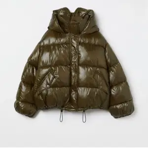 Söker dessa jackor från hm! Svart eller grön, de spelar inte så stor roll! Om du har en och vill sälja hör gärna av dig!❣️söker storlek xs-m!  Jackan heter ”hooded puffer jacket”