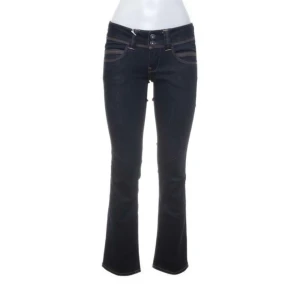 Lågmidjade jeans - Pepe Jeans,, Sitter såå fint på rumpan o midjan men brukar ha längd 32 så de var för korta😭💔 köpte på sellpy! Pris kan diskuteras