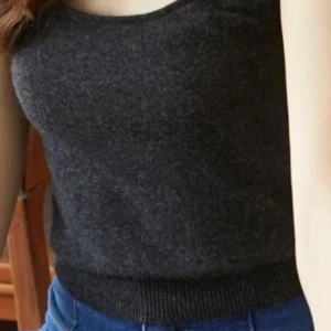 Mongolisk 100% kaschmir - Mongolisk 100% kaschmir  Längd:52.5 cm, Byst:88 cm Säljer denna skönt och välfig mjuk linne pga att jag har två likadana så vill bli av med den ena. Den är hur skön som helst och  oanvänd