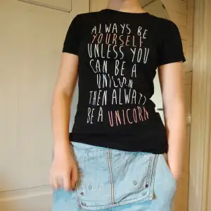 En svart t-shirt med text