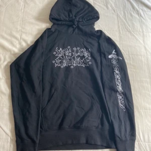 Yung Lean Warlord hoodie TRUE BLACK - Yung Lean warlord hoodie i svart. Inte samma färg som den på hemsidan. Aldrig använd, extremt sällsynt. Köpt på YR0001 market. Pris kan diskuteras.