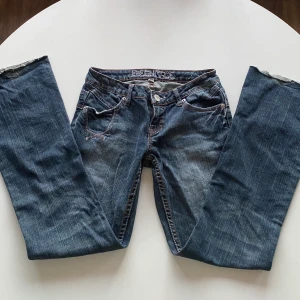 Lågmidjade jeans - Mörkblåa Lågmidjade bootcut jeans. Jättesnygga Lågmidjade bootcut jeans som jag säljer då dom va för långa💕 Skulle säga att de passar XS-S, dom är väldigt stretchiga. Vill ni har mått eller fler bilder så är det bara att fråga🥰tryck ej på köp nu