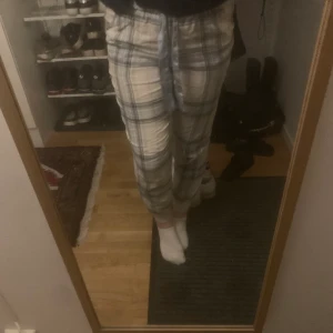 Pyjamasbyxor - Säljer nu mina favorit pyjamas byxor då dom blivit för små för mig! Dem är från hollister och köpta för cirka 2 år sedan! Dom är jätte sköna och mjuka! Köpta för 350 säljer för 70 då jag bara vill bli av med dom! ( jag är cirka 160)