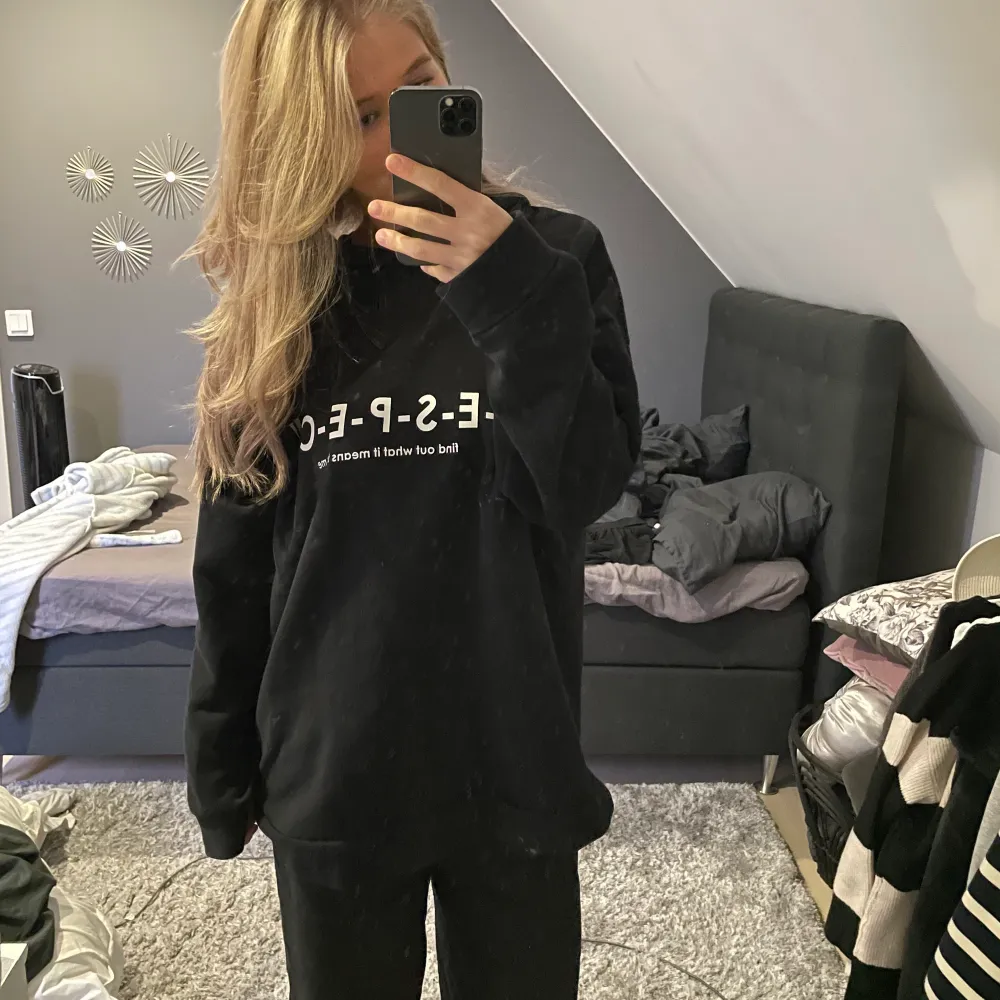 Snygg hoodie med text på ryggen💖💖. Tröjor & Koftor.