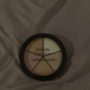 Smink. - Säljer även av med denna från isadora inte heller använd olika saker i denna men skit fin och är bra om du vill ha glow i ansiktet.