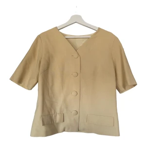 vintage skjorta - gul vintage skjorta! så fin, lite stor på mig