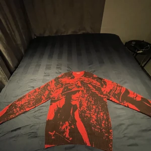 Supreme knitwear - Snygg stickad tröja från supreme av robust stickat material, snygga kontraster på tröjan.