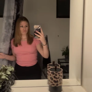 Rosa topp - Rosa ribbad topp från Vero Moda, är i strlk M men kan passa en S/L beroende på hur man vill att den ska sitta, eftersom det är stretch i den!