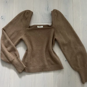 Stickad tröja - Stickad tröja från h&m. Jättemysig och väldigt stretchig tröja 🫶 sticks inget! Storlek S, tror säkert den passar bra om man har M också! Skriv till mig och vänta på svar innan ni trycker på köp nu❤️