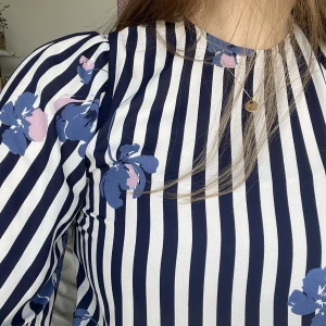 Carin Wester blus - Randig blus med blommor. Kortare trumpetärm. 