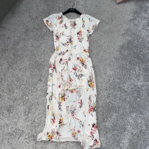 Blommig klänning❤️ - Säljer denna blommiga klänningen i storlek 152❤️. Säljer av skäl att den inte kommer till användning längre. Bra skick. Skriv till mig om du undrar något eller är intresserad. Pris kan diskuteras.