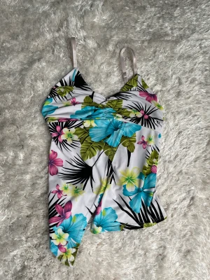 Somrig topp - Nu säljer jag detta somriga linnet i storlek s! Den sitter jättefint och har knappt använts! Den köptes secondhand för ett halvår sedan. 💓