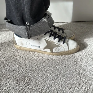 Golden goose - Säljer nu mina fina golden goose skor pågrund utav att de inte kommer till användning längre. Köpte för ca 2 år sedan och då köptes dem för 4 000 kr och varit gott omhändertagna. Skinnet är fortfarande vitt och skorna har inga defekter. Superstar modell💌❤️