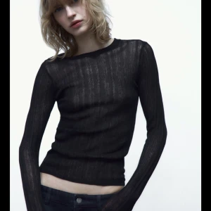 Zara tröja  - Använd 1 gång och passar ej mig! Har ingen bild på så ni får ha denna som reverens ❤️❤️