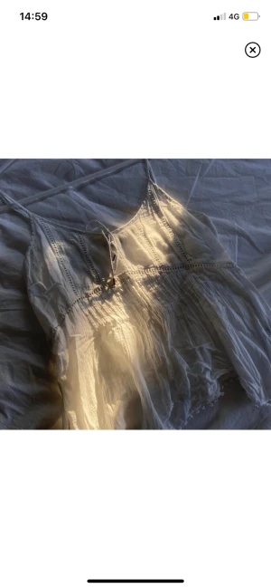 Topp - Superfin sommartopp i linnetyg i strl 38, men passar även 36🤍 Justerbara band där bak!