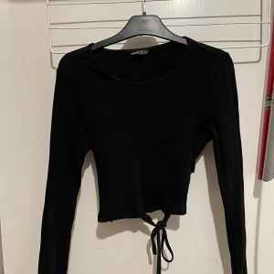 Tröja med öppen rygg från Shein - Tröja med öppen rygg från Shein. Jättefin på o bra skick😊 Säljer då den är för liten för mig!