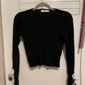 Tröja från Zara - Jättefin tröja från Zara med detaljer på armarna! Jättebra skick😊