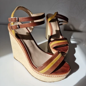 Sommar sandlar - Jätte fina sommar sandlaler! ☀️👡,vintage, klacken är 13 cm hög och platåhöjd är 4cm