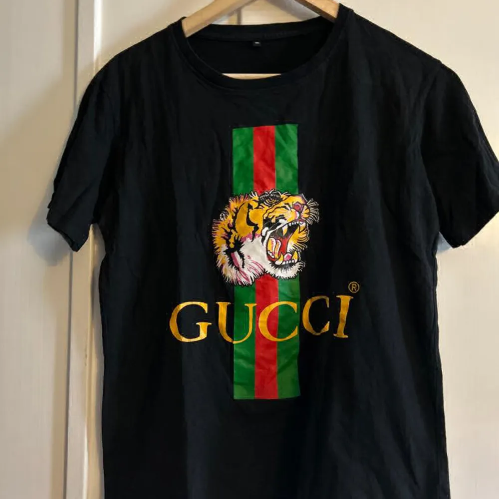 Gucci -tshirt i mycket bra skick.. T-shirts.