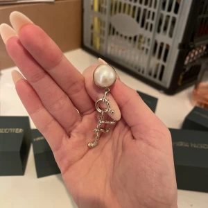 Maria nilsdotter örhänge - Jättefint örhänge från Maria nilsdotter med ett ”f”. Örhänget har ett spänne och berlocken går att ta bort. Fint skick. Inga skambud, vill inte byta mot något!