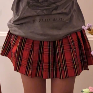 Röd kjol från Zara - En röd kjol från Zara. Barnstorlek. Midja: 30 rakt över. Längd: 35 cm.