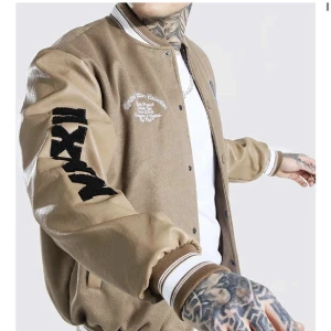College bomber jacket - Ur snygg college jacka från boohoo man, storlek xs, använd ca 3 gånger, super bra skick och som ny💓