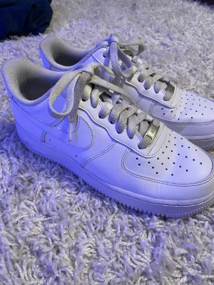 Air force 1  - Säljer dessa skor som jag andvänd 3 gånger .  Säljer för dom är för stora 