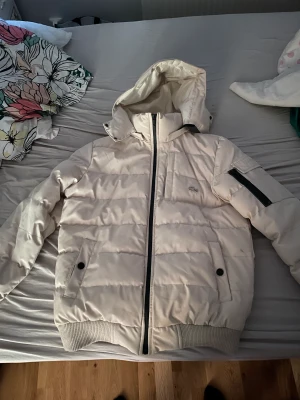 Lacoste jacka - Säljer denna pga fått in en ny, mycket bra skick fler bilder kan skickas också! Äkta vara ock kvitto kan skickas digitalt. Luvan är avdragsbar och jackan kan användas utan luva.  Priset sänks vid snabbaffär.