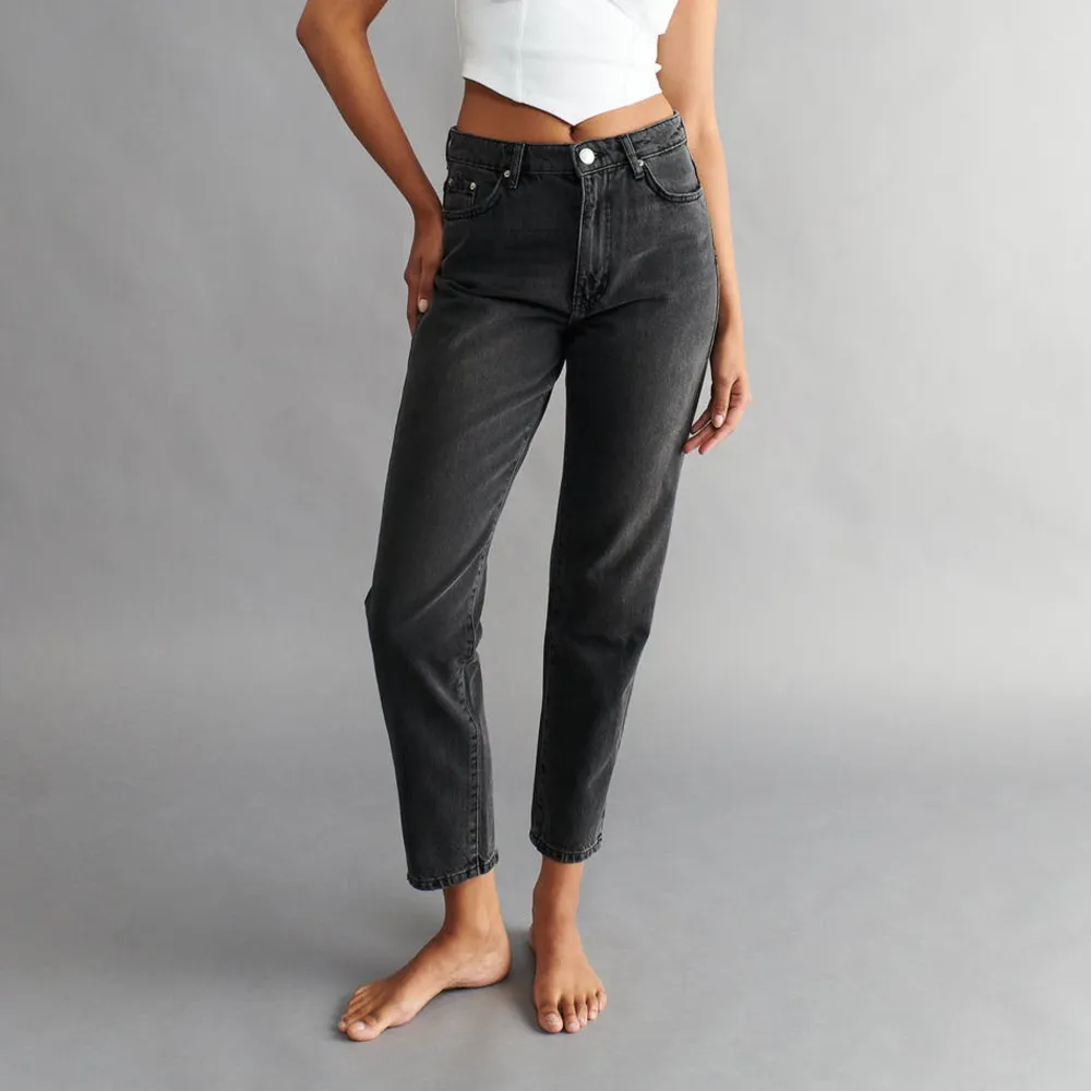 Mom jeans från Gina tricot i storlek 36. Jätte fina och sköna. Passar inte mig längre, kan frakta men köparen betalar fraktpriset då också 💕💕. Jeans & Byxor.