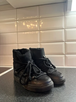 INUIKII Classic boots - Säljer mina inuikii skor då dom tyvärr inte passar o jag inte orkade skicka tbx dom.. Storlek 35 men passar om man pendlar mellan 35-36. För mig blev dom tyvärr lite stora då jag är en endast 35. Använda 3-4 gånger endast. 
