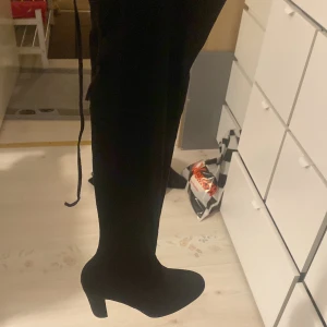 Högklackade stövlar  - Högklackade stövlar i mockaimitation. Endast använda 1 gång i väldigt gott skick. Storlek 40 hade även passat någon med storlek 39. 