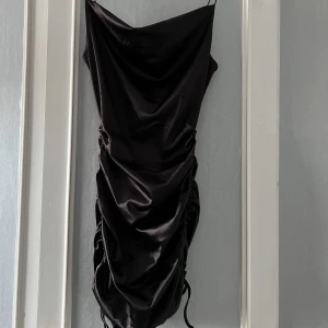 Klänning  - Brun klänning från H&M. Använd ett par gånger, stl S. 