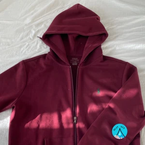 Ralph lauren zip hoodie  - Ralph lauren zip hoodie. Oanvät skick och är som ny. Inget fel med tröjan. Perfekt för vår och alla väder (äkta)💯💧