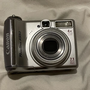 Canon digitalkamera  - Canon digitalkamera i bra skick! 7.1  megapixel. Kameran använder sig av två vanliga AA batterier vilket är väldigt praktiskt! Fodral till kameran medföljer, minneskort medföljer ej! 