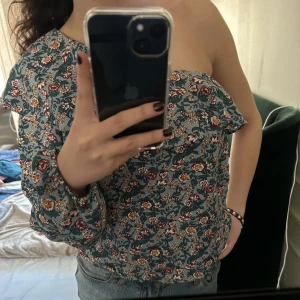 Off-shoulder blus - Fin blus utan några defekter💞