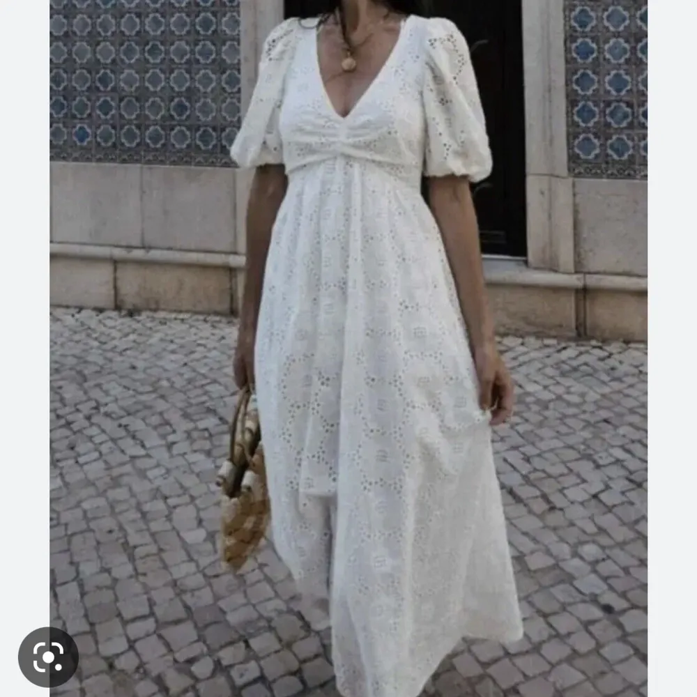En vit klänning från zara med prislappen kvar💕. Klänningar.