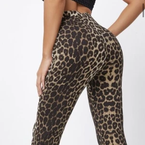 Leopardmönstrade byxor (boohoo) - Dom här leopardmönstrade byxorna köpte jag för 1 år sen men har bara använt 2 gånger. Vill bli av med dom för tycker inte om dom så mycket men skulle kanske vara något för andra 🤍byxorna är väldigt stretchiga dessutom. 