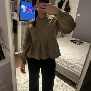 Beige tröja  - Fin beige tröja med volanger, bra skick!