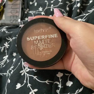 Bästa bronzern😍 - En sjukt fin Bronzer. Jag har råkat skrapa på den så det är därför den ser ut som den gör. Den funkar som vanligt. Köparen står för frakten ❤️