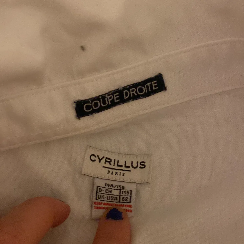 fin söt vit skjorta ifrån Coupe Droite i storlek 155. passar mig ungefär lite för stor men S-M , köpare står för frakt . Blusar.