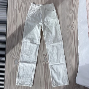 Vita jeans  - Trendiga jeans från Weekday. Väldigt bra skick! Använda 2ggr. Modell; straight.