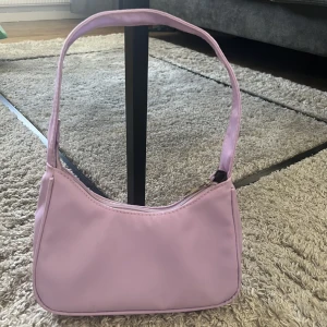 Axelremsväska - Liten väska från monki, deog använd och i helt nyskick