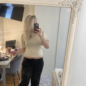 Beige t-shirt - Sjukt snygg beige t-shirt med ballongärmar💓💓 storlek xl men passar s/m