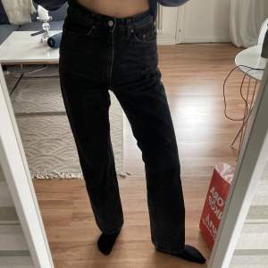 Superfina jeans från weekday i modellen ”Rowe” ”Extra High straight jeans” säljer då de är lite stora i midjan på mig 🫶🏻