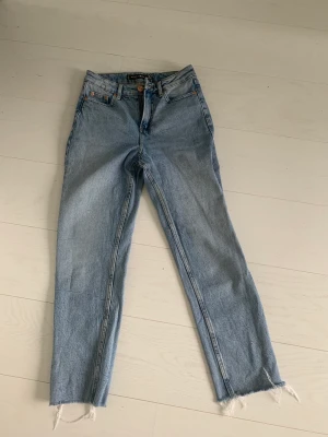 Jeans  - Jeansen är i bra skick och finns inga skador på dem. Säljer dem på grund av att jag har vuxit ut dem.