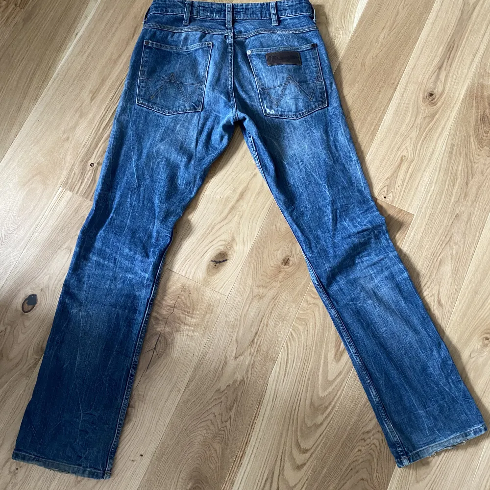 Säljer ett par vintage lågmidjade wrangler jeans, de är i bra skick men man märker att de har används då de är vintage. Vet inte storleken men jag är en storlek s/m och de passar super på mig.. Jeans & Byxor.
